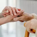 Медсестра с пациенткой с болезнью Альцгеймера 