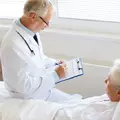 Врач беседует с лежачей пациентеой